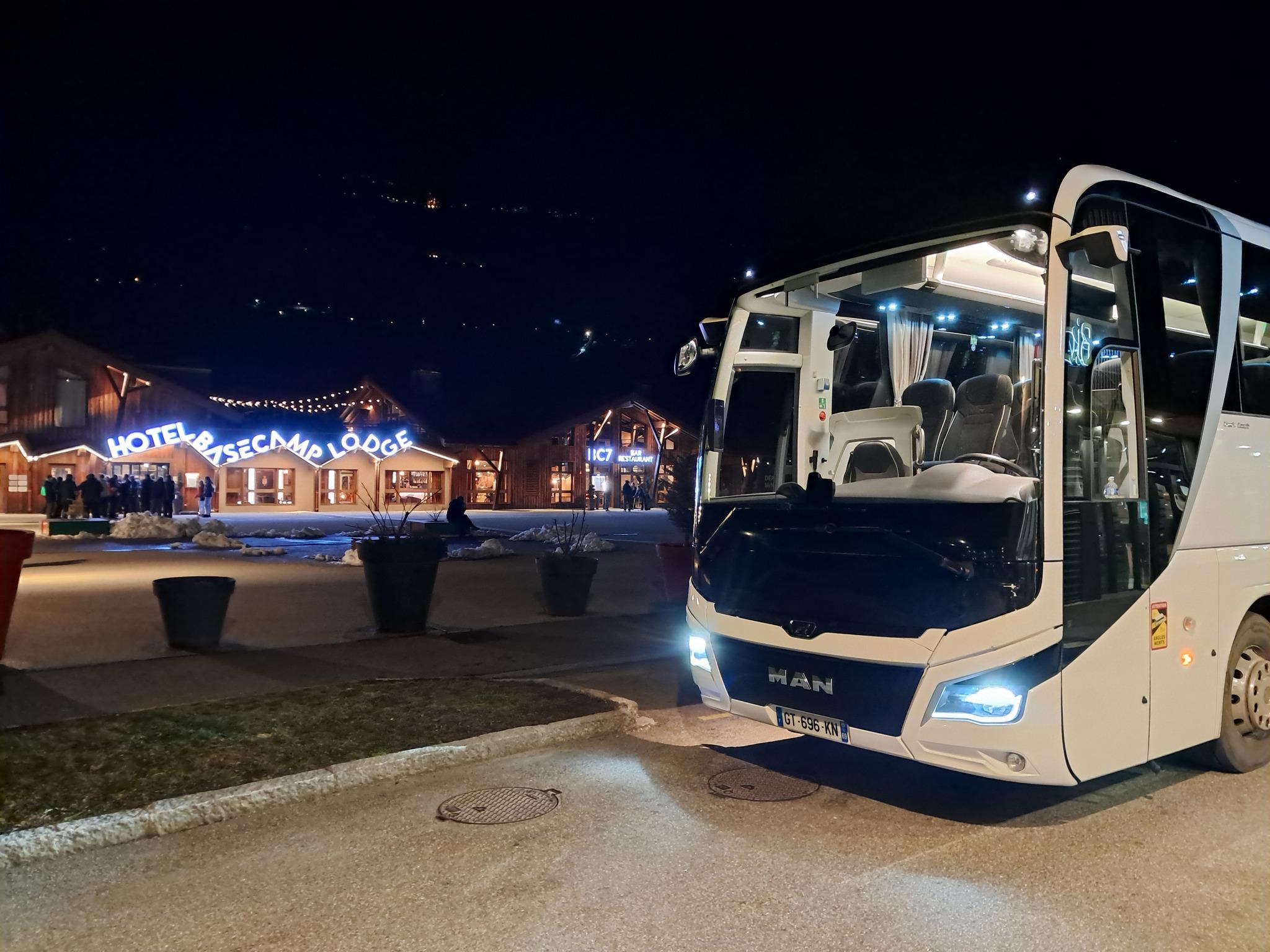 Autocar Alpes Savoie Tours sur une route de montagne